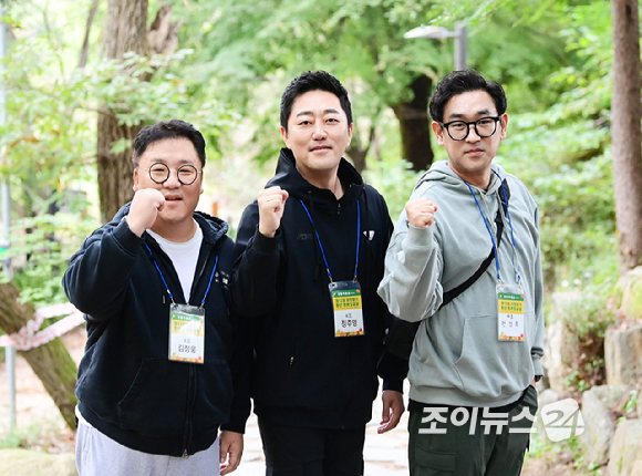 25일 서울 강북구 우이동 북한산국립공원 일대에서 열린 '브브걸 민영과 함께 하는 팬트레킹-제12회 희망찾기 등산&middot;트레킹 교실'에 정주영 씨가 참석하고 있다. [사진=정소희 기자]