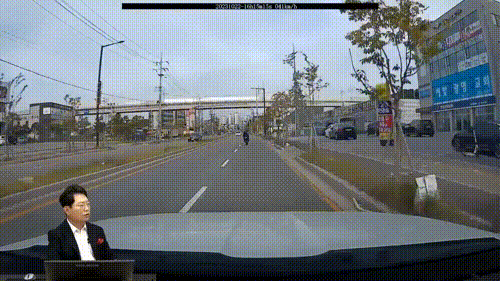 A씨는 지난달 22일 오후 2시쯤 경기 화성시 남양읍 인근에서 한 오토바이 운전자가 달리던 중 도로로 끼어든 차량과 사고가 발생한 모습을 목격했다. 사고 충격으로 오토바이 운전자는 다행히도 차량 지붕 위로 떨어졌고, 오토바이는 도로에 뒹굴며 파손됐다. [사진=유튜브 '한문철TV']