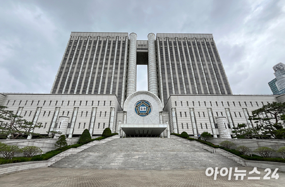 걸그룹 뉴진스(NJZ)가 지난3월 7일 서울 서울중앙지방법원에서 열린 '기획사 지위보전 및 광고계약 체결 등 금지' 가처분 신청 심문기일을 마친 뒤 취재진 질문에 답하고 있다. [사진=연합뉴스]