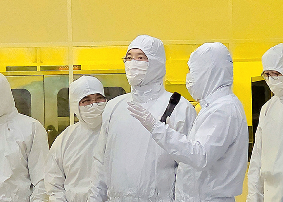 이재용 삼성전자 회장이 지난해 12월 22일 삼성전자 기흥캠퍼스 내 첨단 복합 반도체 연구개발(R&D) 센터인 NRD-K 클린룸 시설을 살펴보고 있다. 2025.12.22 [사진=삼성전자]