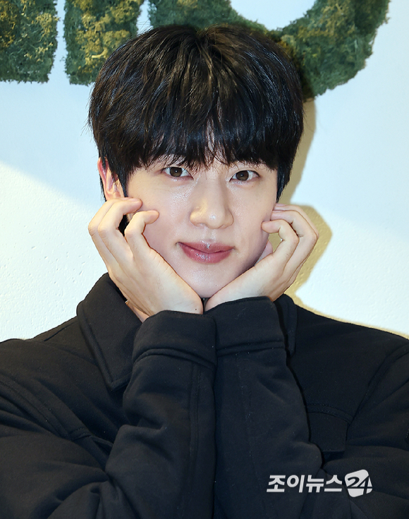 BTS 진이 1일 오후 서울 강남구 도산공원에 위치한 프리미엄 라이프스타일 브랜드 알로(alo) 플래그십 스토어에서 열린 포토행사에 참석해 포즈를 취하고 있다. [사진=곽영래 기자]