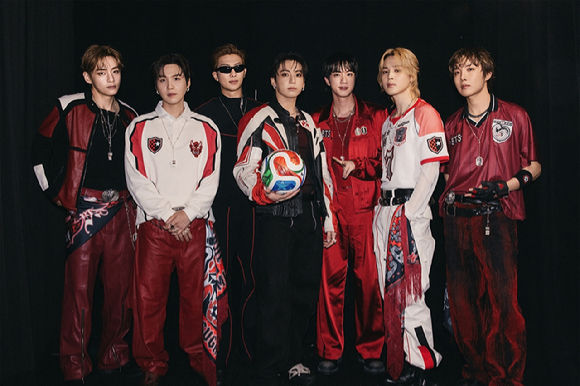 방탄소년단은 19일(이하 현지시간) 미국 뉴욕 뉴저지 스타디움(New York New Jersey Stadium)에서 열린 &lsquo;2026 FIFA 북중미 월드컵&trade;&rsquo; 결승전 하프타임 쇼에 선 후 기념사진을 촬영하고 있다. [사진=빅히트뮤직]