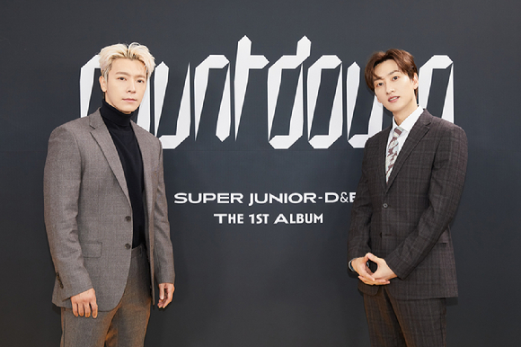 슈퍼주니어-D&E(동해, 은혁)가 2일 정규 1집 'COUNTDOWN'(카운트다운) 발매 기념 온라인 기자간담회에서 포즈를 취하고 있다. [사진=레이블SJ]