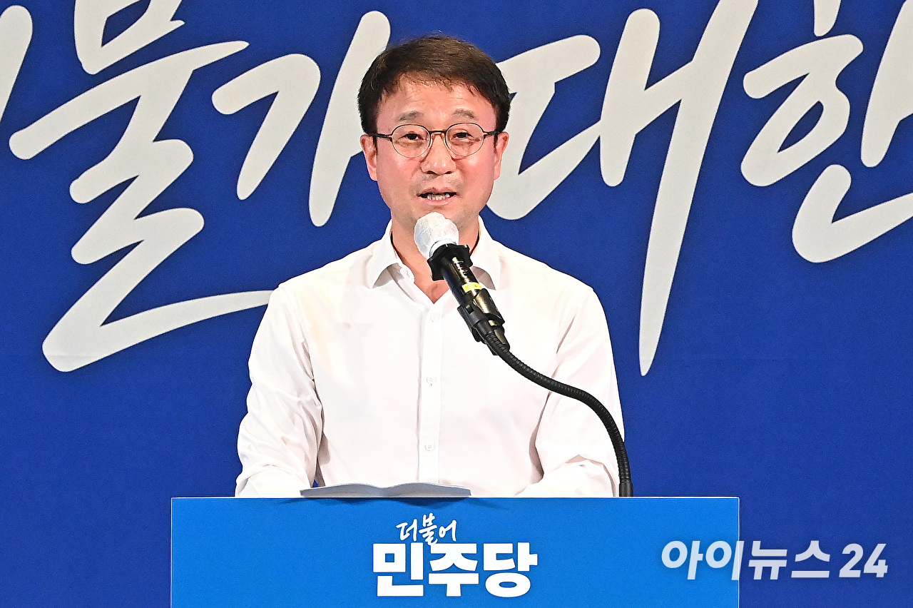 한병도 더불어민주당 대표 직무대행 겸 원내대표가 3일 서울 용산구 서울드래곤시티에서 열린 22대 후반기 국회 대비 더불어민주당 국회의원 워크숍에서 인사말을 하고 있다. [사진=곽영래 기자]