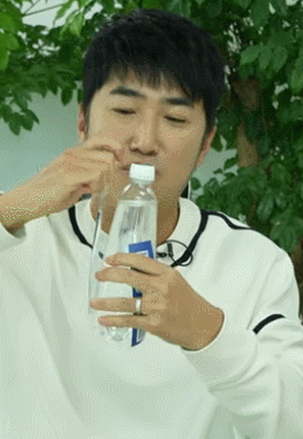 개그맨 장동민이 특허를 낸 라벨 분리 기술을 설명하고 있다. [사진=창업&middot;벤처 녹색융합클러스터 창업지구 유튜브]