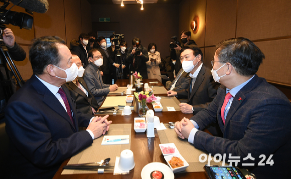 윤석열 국민의힘 대선 후보가 17일 오후 서울 여의도 전경련회관 내 한 음식점에서 열린 중앙선대위 후보전략자문위원회 오찬에서 윤재옥 선대위 후보전략자문위원장 등 참석자들과 대화하고 있다. [사진=김성진 기자]