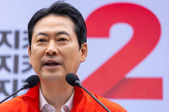국민의힘 장동혁 상임선거대책위원장이 6&middot;3 지방선거와 재보선 본투표를 하루 앞둔 2일 서울 여의도 중앙당사에서 대국민 투표 참여 호소 담화문을 발표하고 있다. 2026.6.2 [사진=연합뉴스]