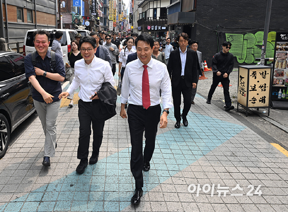 국민의힘 오세훈 서울시장 후보가 제9회 전국동시지방선거일 다음날인 4일 서울 종로구 대왕빌딩에 마련된 선거사무소에서 입장을 밝힌 뒤 서울시청으로 향하고 있다. [사진=곽영래 기자]