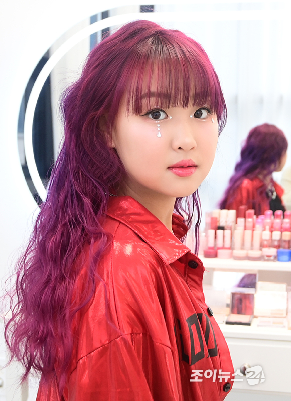 크리에이터 춤추는나율이 15일 서울 성수동 통일타워에 위치한 '케이팝 아케이드'(KPOP ARCADE)에 방문해 대표 프로그램 '비 더 아이돌'(Be The IDOL) 클래스 메이크업 체험을 하고 있다. [사진=정소희 기자]