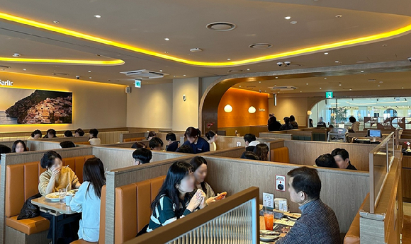 매드포갈릭 갤러리아 센터시티점 매장 내부. [사진=엠에프지코리아]