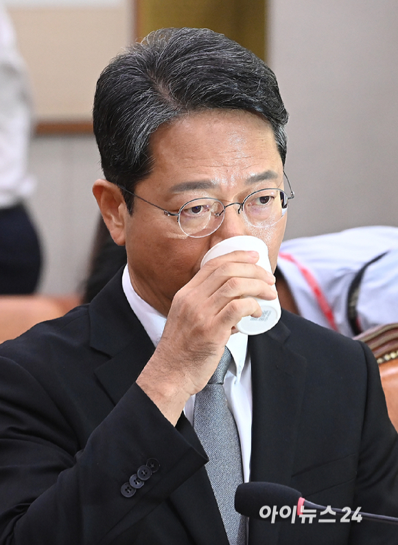 김승원 법무부 장관 후보자가 15일 서울 여의도 국회 법제사법위원회에서 열린 인사청문회에서 물을 마시고 있다. [사진=곽영래 기자]