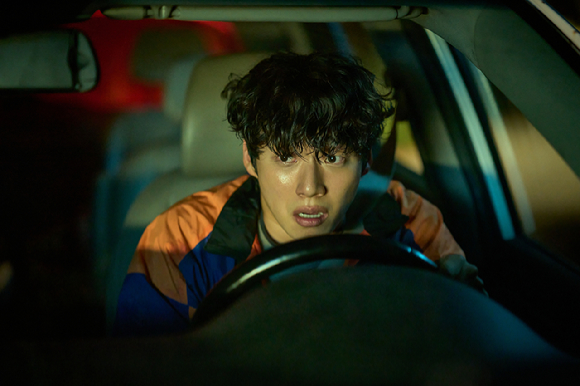 영화 '살목지'에서 열연한 배우 윤재찬이 서울 영등포구 조이뉴스24에서 진행된 인터뷰에 앞서 포즈를 취하고 있다. [사진=정소희 기자]