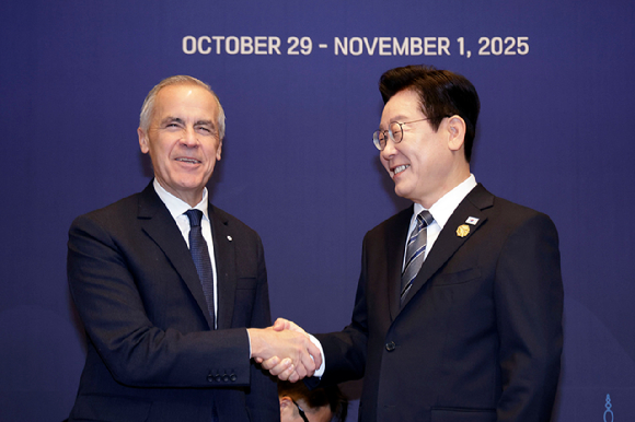 이재명 대통령과 마크 카니 캐나다 총리가 30일 경북 경주의 한 호텔에서 정상회담에 앞서 악수하고 있다. 2025.10.30 [대통령실통신사진기자단] [사진=연합뉴스]