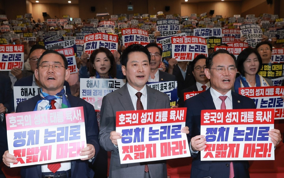 국민의힘 장동혁 대표가 7일 국회 의원회관에서 열린 '무너지는 국가안보, 3군 사관학교 졸속 통폐합 대안' 세미나에서 참석자 소개에 손뼉 치고 있다. 2026.9.7 [사진=연합뉴스]