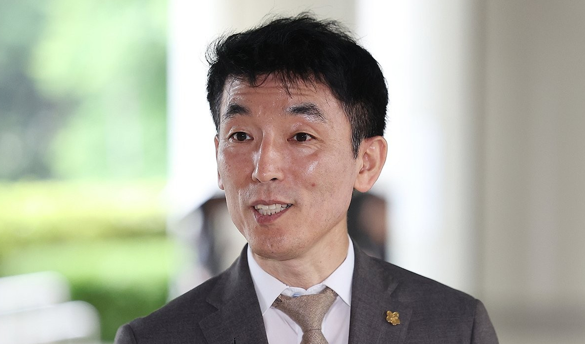 김용현 전 국방부장관에 대한 구속영장 심문이 진행된 지난해 6월 25일 서초구 서울중앙지방법원에서 김 전 장관의 변호인인 이하상 변호사가 취재진에게 입장을 밝히고 있다. 2025.6.25 [사진=연합뉴스]