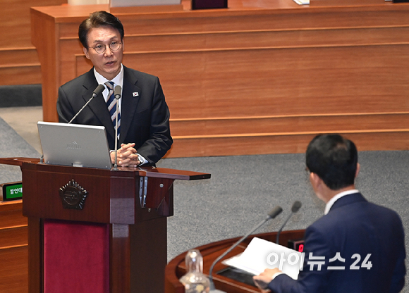김민석 국무총리가 17일 서울 여의도 국회에서 열린 본회의에서 경제 분야 관련 대정부질문에서 질의에 답변하고 있다. [사진=곽영래 기자]