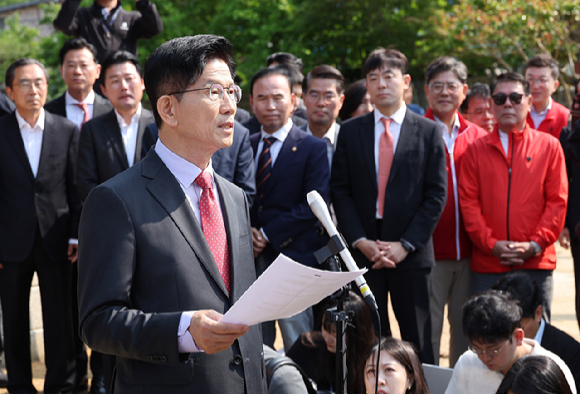 김문수 국민의힘 대선후보가 23일 오전 서울 중구 더플라자호텔에서 열린 제3회 국가와 민족을 위한 조찬기도회에 참석하기 위해 차에서 내리고 있다. [사진=곽영래 기자]