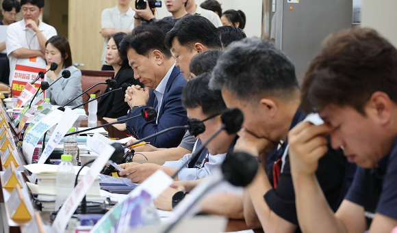 류기정 한국경영자총협회(경총) 전무(왼쪽)와 근로자위원인 류기섭 한국노총 사무총장이 25일 정부세종청사 최저임금위원회에서 열린 제9차 전원회의에서 발언을 듣고 있다. [사진=연합뉴스]