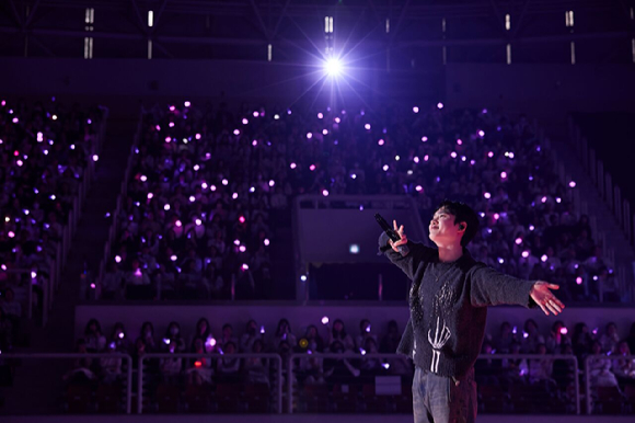 도경수가 아시아 투어 'DO it!'의 앙코르 콘서트에서 팬들을 만나고 있다. [사진=컴퍼니수수]