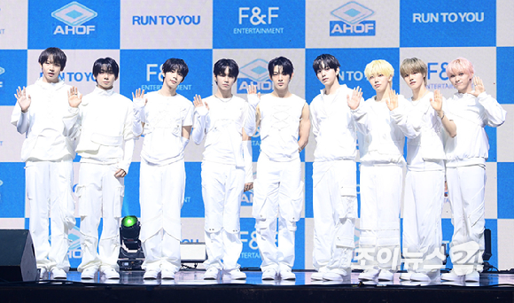 그룹 아홉(AHOF) 세 번째 미니 앨범 'RUN TO YOU(런 투 유)' 발매 기념 쇼케이스가 8일 오후 서울 광진구 광장동 예스24라이브홀에서 열렸다. 아홉이 포토타임을 갖고 있다. [사진=정소희 기자]