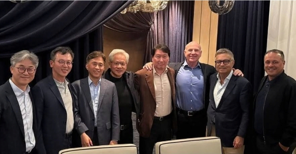 왼쪽부터 젠슨 황 엔비디아 CEO와 최태원 SK그룹 회장이 1일 대만 타이베이 모처에서 따로 만나 회동하고 기념사진을 찍고 있다. [사진=SK하이닉스 공식 인스타그램 캡처]