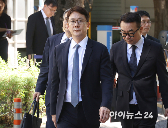 전진배 JTBC 대표이사가 23일 서울 서초구 회생법원에서 열린 중앙그룹 계열사 기업 회생신청 대표자 심문기일에 출석하고 있다. [사진=사진공동취재단 ]