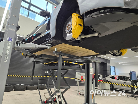 (가운데) 마티아스 부세 포르쉐코리아 대표가 12일 서울 '포르쉐 서비스 센터 성수'에서 열린 기자간담회에서 기자들의 질문에 답하고 있다. [사진=김종성 기자]