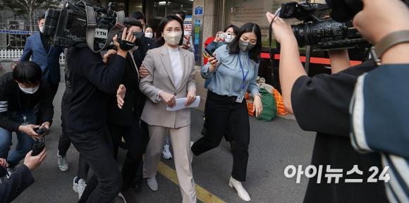 이재명 더불어민주당 대선 후보의 배우자 김혜경 씨가 9일 오후 서울 여의도 민주당 중앙당사에서 기자회견을 열고 과잉의전 논란에 대해 사과하고 있다. [사진=김성진 기자]