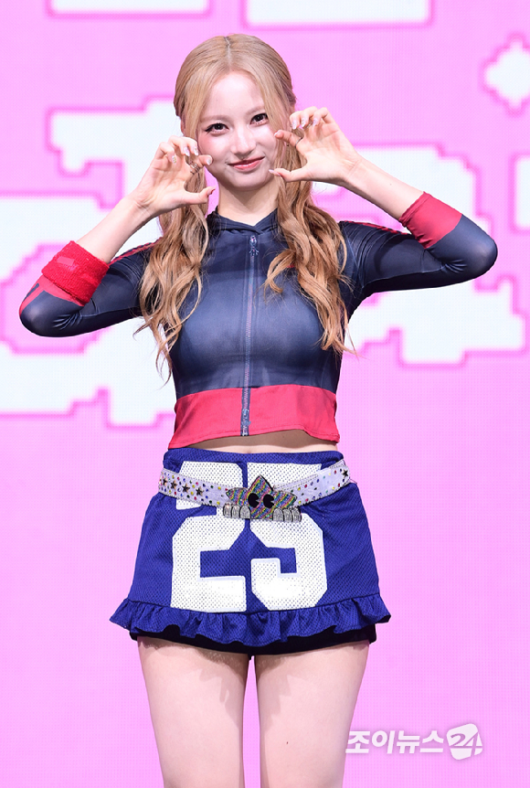그룹 아워벌스데이(OURBIRTHDAY) 베이비가 19일 오후 서울 용산구 블루스퀘어에서 열린 데뷔 쇼케이스에 참석해 포토타임을 갖고 있다. [사진=정소희 기자]