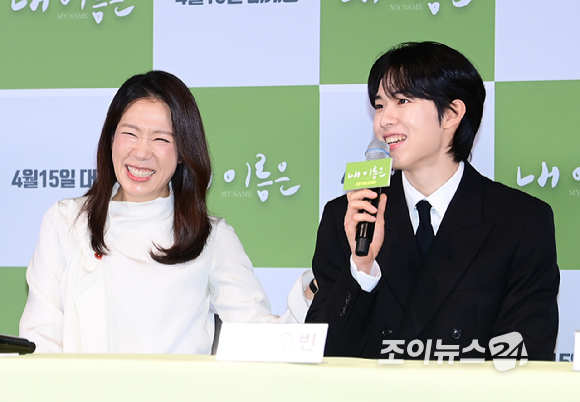 배우 염혜란과 신우빈이 2일 오후 서울 용산구 CGV 용산아이파크몰에서 열린 영화 '내 이름은'(감독 정지영) 언론시사회에 참석하고 있다. [사진=정소희 기자]