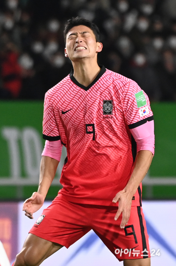 11일 오후 경기도 고양종합운동장에서 열린 2022 카타르 월드컵 최종예선전 대한민국 대 아랍에리미트의 경기가 1-0 한국의 승리로 끝났다. 전반 조규성이 골대를 때리고 아쉬워하고 있다. [사진=정소희 기자]