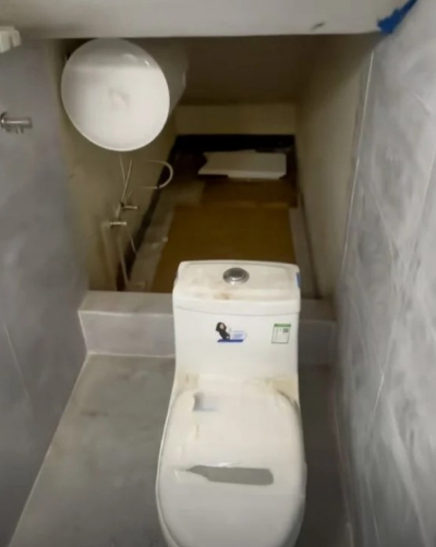 변기 뒤에 침대가 있는 작은 상하이 아파트가 월세 5만6000원에 나온 즉시 거래됐다. [사진=SCMP]