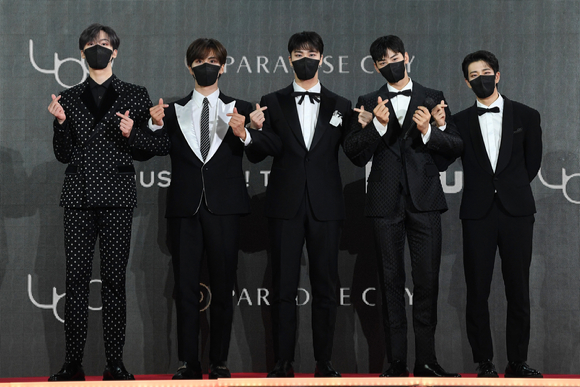 그룹 아스트로가 2일 온라인으로 진행된 '2021 더팩트 뮤직 어워즈(THE FACT MUSIC AWARDS-TMA)' 레드카펫 행사에서 포즈를 취하고 있다. [사진=더팩트 뮤직 어워즈]
