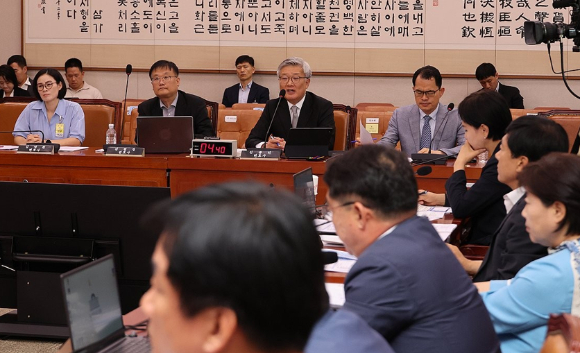 9일 국회 법제사법위원회 전체회의에서 열린 검찰개혁 법안 관련 공청회에서 김예원 변호사(왼쪽)와황문규 중부대 경찰행정학과 교수가 법안에 대한 각각의 의견을 진술하고 있다. 2025.7.9 [사진=연합뉴스]