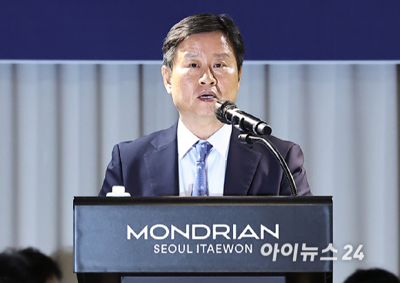 박기덕 고려아연 대표가 9일 서울 용산 몬드리안호텔에서 열린 제53기 임시주주총회에 참석해 개회를 알리고 있다. [사진=곽영래 기자]