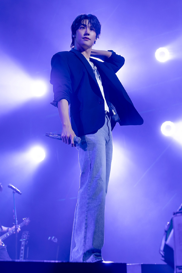 밴드 엔플라잉 이승협이 첫 전국투어 2026 N.Flying LIVE '&CON5 : into REM'(2026 엔플라잉 라이브 '엔콘5 : 인투 렘') 부산 공연에서 멋진 무대를 선사하고 있다. [사진=FNC엔터테인먼트]