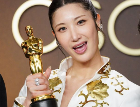 가수 이재가 아카데미 시상식에서 기념촬영을 하고 있다. [사진=연합뉴스]