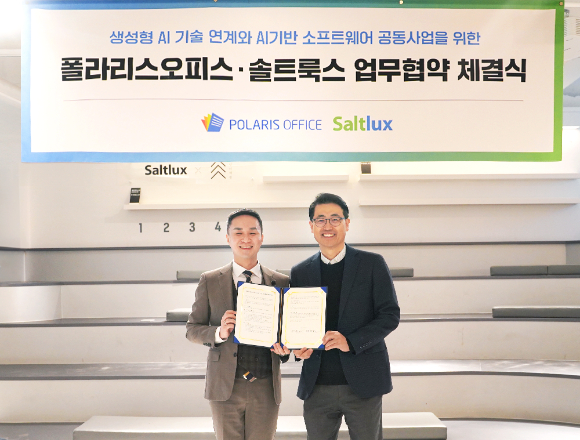 솔트룩스가 AI 업무 플랫폼 기업 폴라리스오피스와 전략적 업무협약(MOU)을 체결했다고 4일 발표했다. 사진은 이경일 솔트룩스 대표이사(오)와 지준경 폴라리스오피스 대표이사(왼)가 MOU 체결후 기념촬영을 하고 있다. [사진=솔트룩스]