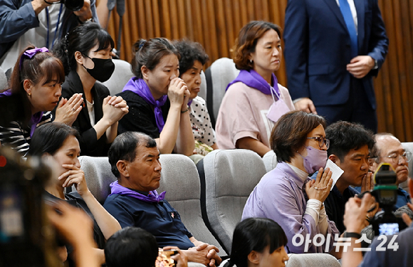 이태원참사 희생자 유가족들이 30일 국회 본회의장에 자리해 '이태원참사 특별법' 신속처리안건(패스트트랙) 지정 동의안 관련 토론을 지켜보고 있다. [사진=곽영래 기자]