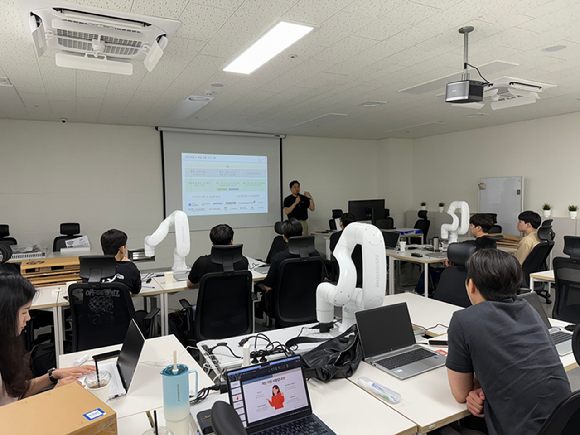 엑스와이지 아카데미 수업 장면. [사진=엑스와이지]