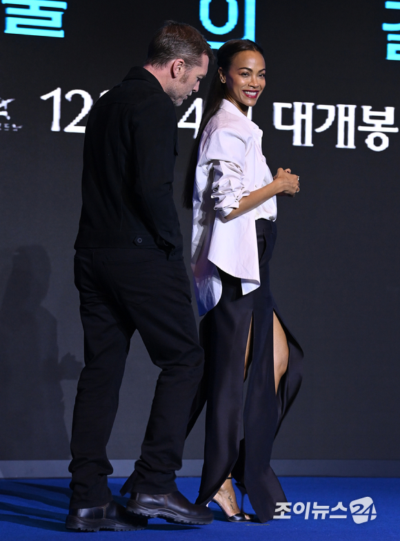 샘 워싱턴과 조 샐다나가 9일 오전 서울 영등포구 여의도동 콘래드 서울 호텔에서 열린 '아바타: 물의 길' 내한 기자간담회에 참석하고 있다. [사진=김성진 기자]