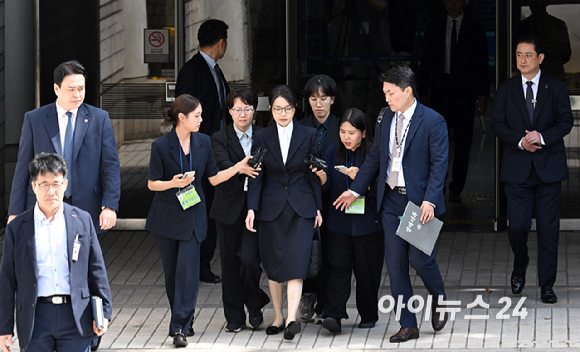 윤석열 전 대통령 부인 김건희 씨가 12일 오후 서울 서초구 서울중앙지방법원에서 열린 구속 전 피의자 심문(영장실질심사)을 마치고 법원을 나서고 있다. [사진=사진공동취재단]