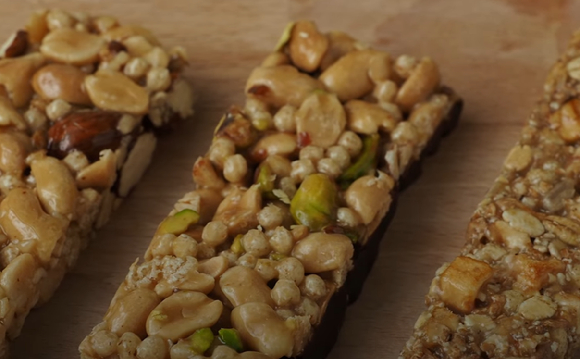 간편하게 단백질을 섭취할 수 있다는 '단백질 바'는 많은 사람이 즐기지만, 단백질 바가 건강식품이라고는 할 수 없다. [사진=픽사베이]