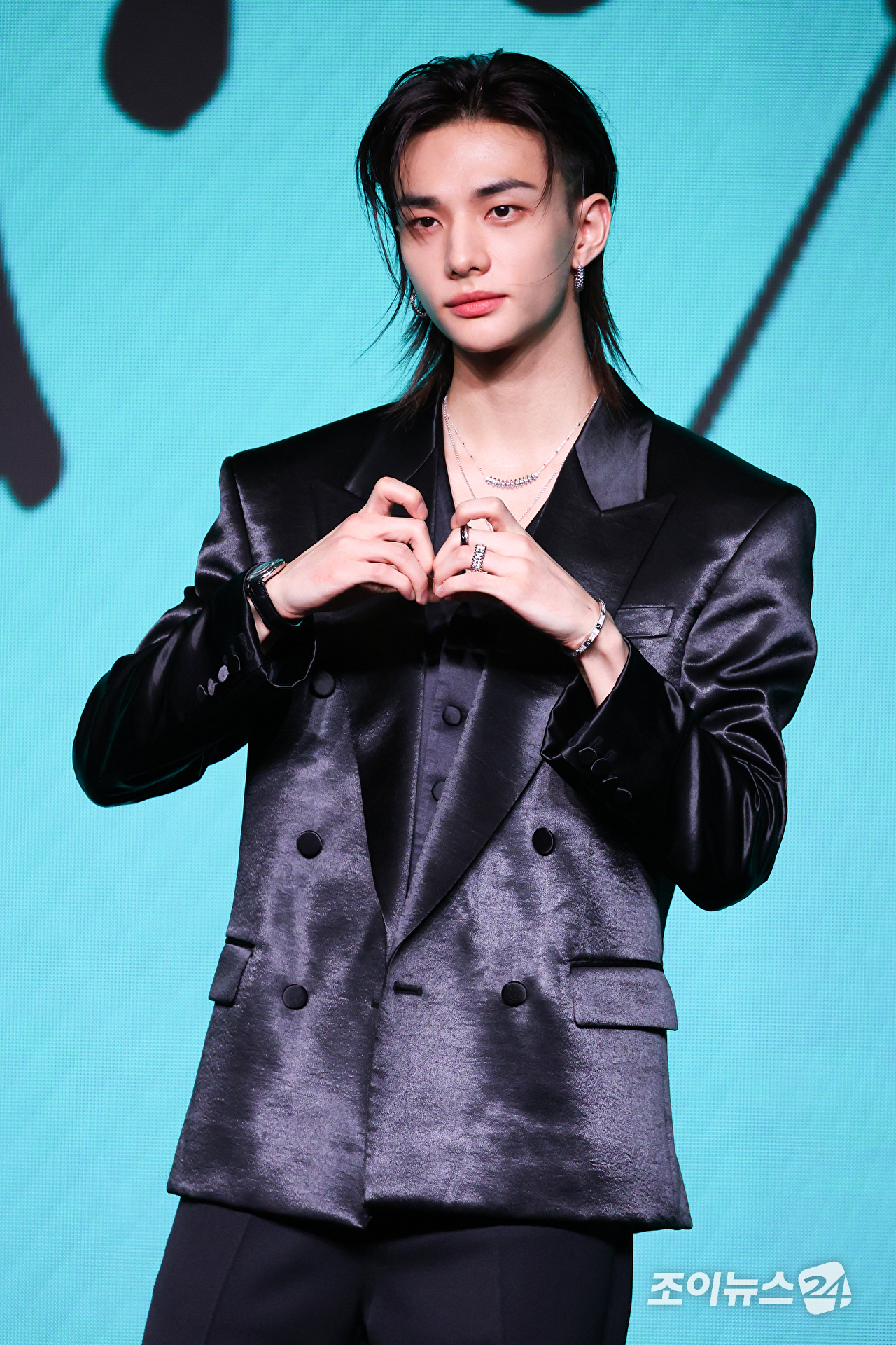 그룹 스트레이 키즈 현진이 6일 오후 서울 영등포구 여의도동 콘래드 서울 호텔에서 진행된 스트레이 키즈(Stray Kids) 새 미니앨범 '디스 앤 댓(THIS & THAT)' 발매 기념 기자간담회에 참석해 포즈를 취하고 있다. [사진=문수지 기자]