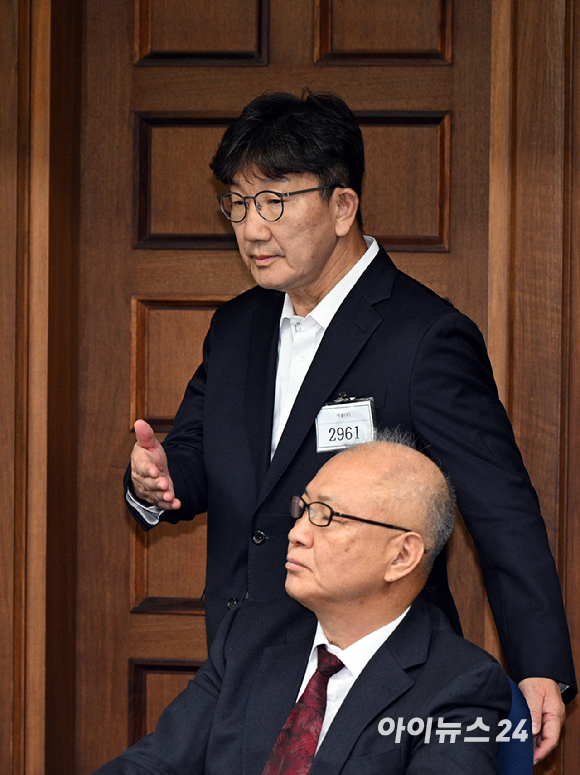 권성동 국민의힘 의원이 3일 서울 서초동 서울중앙지법에서 통일교로부터 불법 정치자금을 수수한 혐의 사건 1차 공판에 출석하고 있다. [사진=사진공동취재단]