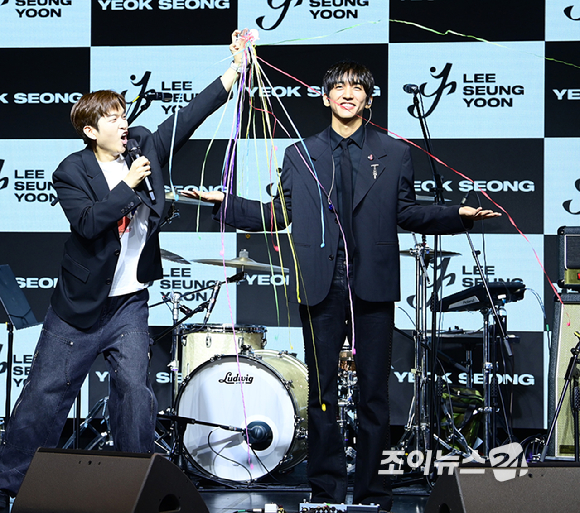 가수 이승윤이 3일 오후 서울 서대문구 예스24 원더로크홀에서 열린 정규 3집 선발매 앨범 '역성' 발매 기념 쇼케이스에 참석하는 중 타이틀곡 '폭죽타임'에 맞춰 MC 유재필과 퍼포먼스를 하고 있다. [사진=정소희 기자]