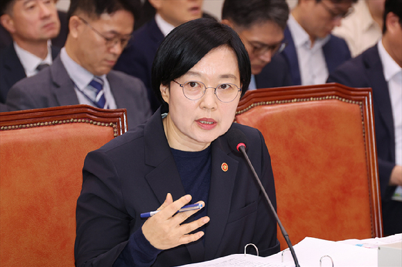 한성숙 중소벤처기업부 장관이 14일 서울 여의도 국회에서 열린 국회 산업통상자원중소벤처기업위원회 중소벤처기업부 등에 대한 국정감사에서 질의에 답변하고 있다. [사진=곽영래 기자]