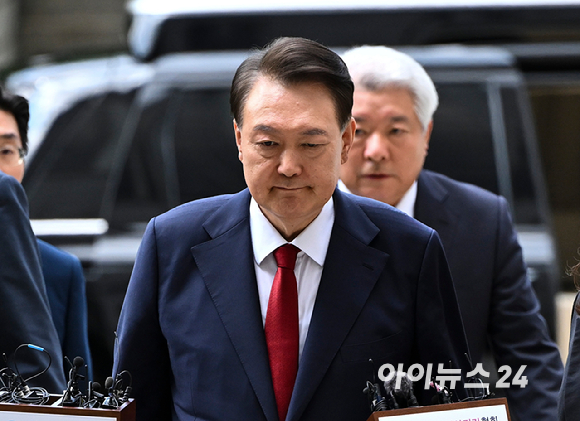 12·3 비상계엄과 관련해 특검의 수사를 받는 윤석열 전 대통령이 두 번째 구속 전 피의자 심문(영장실질심사)을 받기 위해 9일 오후 서울 서초구 중앙지법으로 출석하고 있다. [사진=사진공동취재단]