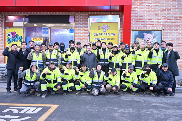 김진열 군위군수와 환경미화원들의 조찬간담회 후 기념촬영을 하고 있다. [사진=군위군]