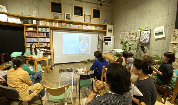 경기도 파주시 시옷살롱책방에서 열린 독립영화 공동체상영 장면. [사진=경기도콘텐츠진흥원]